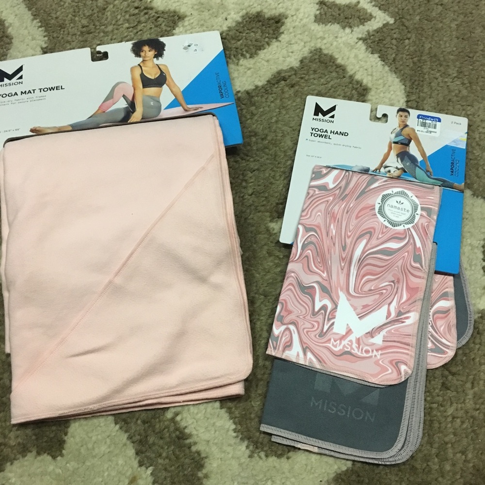 Set Yoga mat towel & 2 matching hand towels NWT